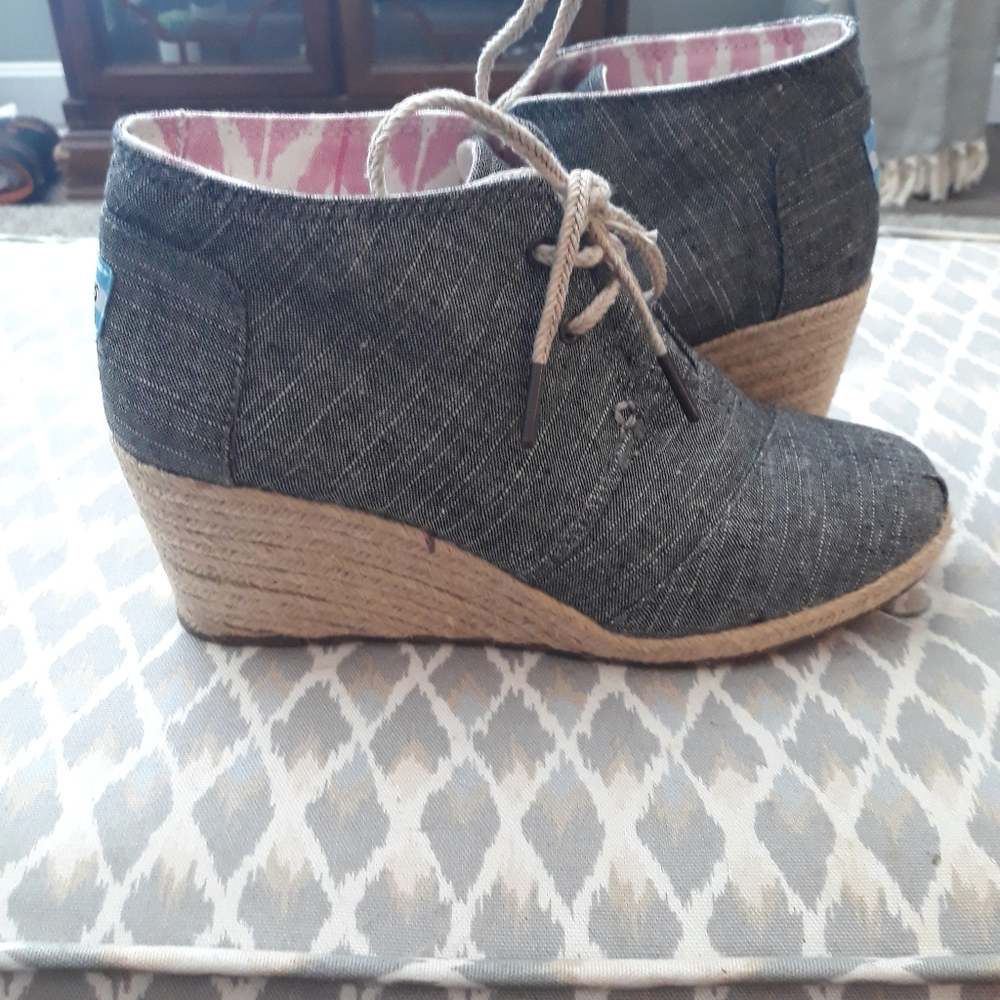 Toms wedge booties in blue size 9